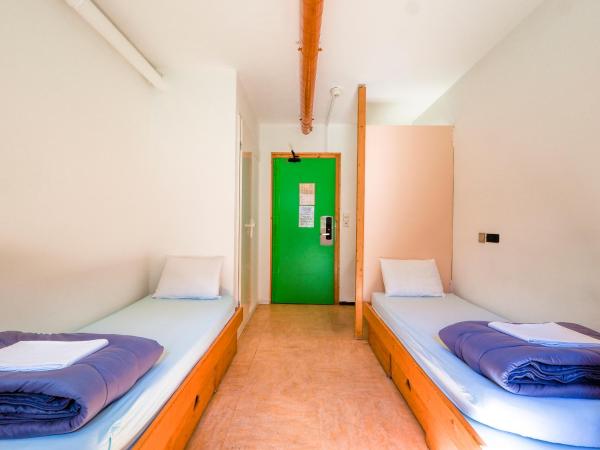 Auberge de Jeunesse HI Chamonix : photo 2 de la chambre chambre privée avec 2 lits