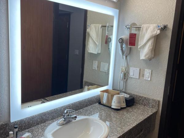 Ramada by Wyndham Oklahoma City Airport North : photo 3 de la chambre suite studio lit king-size - non-fumeurs