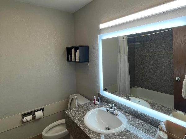 Ramada by Wyndham Oklahoma City Airport North : photo 4 de la chambre suite studio lit king-size - non-fumeurs
