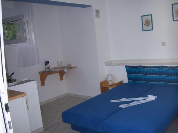 Apartments and rooms by the sea Mastrinka, Ciovo - 16695 : photo 1 de la chambre studio avec terrasse et vue sur la mer