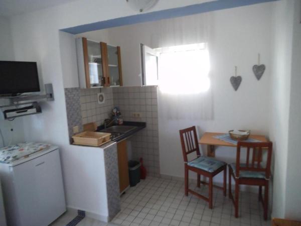 Apartments and rooms by the sea Mastrinka, Ciovo - 16695 : photo 3 de la chambre studio avec terrasse et vue sur la mer