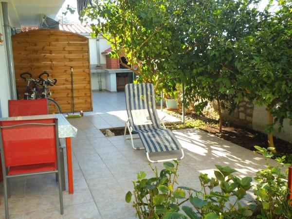 Apartments and rooms by the sea Mastrinka, Ciovo - 16695 : photo 5 de la chambre studio avec terrasse et vue sur la mer