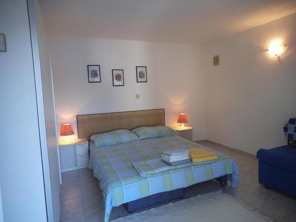 Apartments and rooms by the sea Mastrinka, Ciovo - 16695 : photo 2 de la chambre studio avec terrasse et vue sur la mer