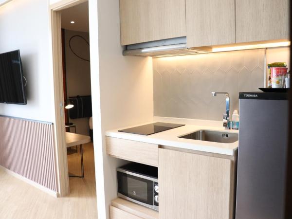 The Quart Ruamrudee by UHG - Extra Plus : photo 1 de la chambre chambre quadruple avec balcon