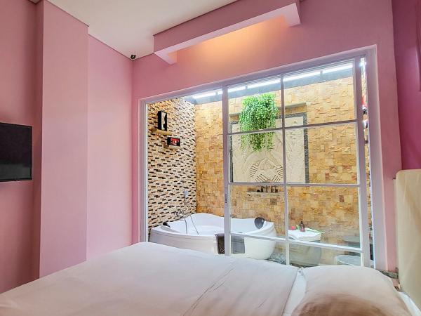 Verse Lite Hotel Gajah Mada : photo 5 de la chambre suite avec jacuzzi