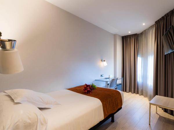 Hotel Avenida : photo 2 de la chambre grande chambre simple