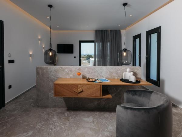 Milestones Naxos : photo 9 de la chambre suite vue mer avec jacuzzi extérieur