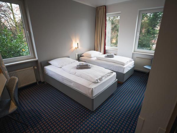 Hotel in Herrenhausen : photo 2 de la chambre chambre lits jumeaux
