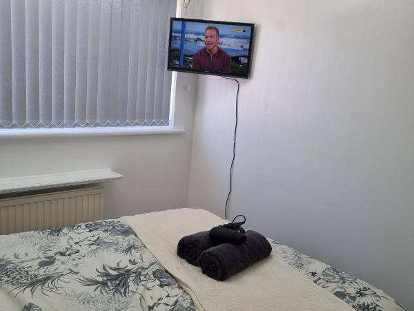 Modern & Elegant Home w/ Netflix and Parking : photo 1 de la chambre chambre double deluxe avec douche