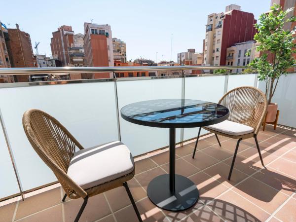 limehome Barcelona Carrer de Besalú 82 : photo 7 de la chambre chambre triple avec balcon