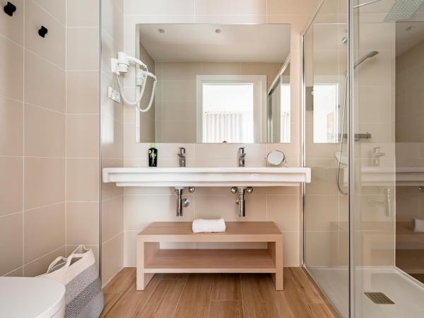 limehome Barcelona Carrer de Besalú 82 : photo 4 de la chambre chambre triple avec balcon