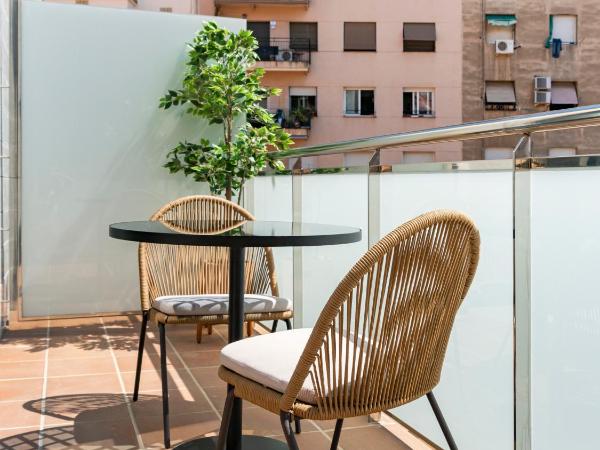 limehome Barcelona Carrer de Besalú 82 : photo 3 de la chambre chambre triple avec balcon