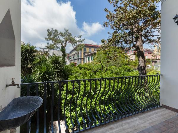 The Bellini House by House In Naples : photo 1 de la chambre suite avec balcon et vue sur le jardin