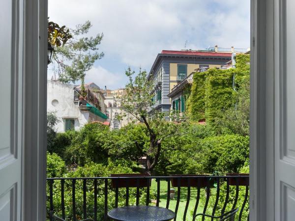 The Bellini House by House In Naples : photo 1 de la chambre chambre familiale - vue sur jardin