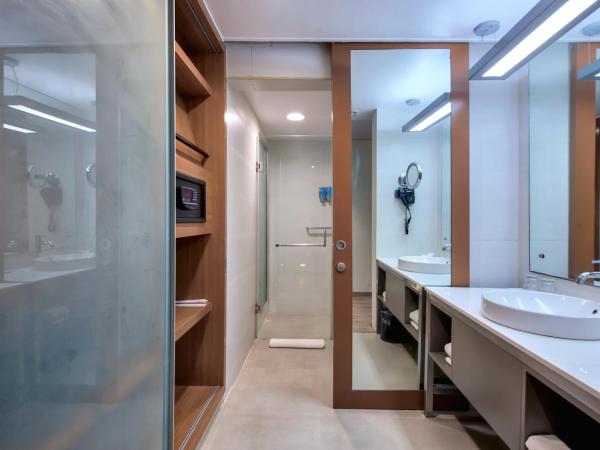 Vivanta Ahmedabad SG Highway : photo 4 de la chambre chambre lit king-size de luxe