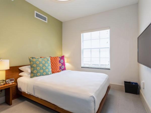 Kasa El Paseo Miami Beach : photo 7 de la chambre chambre lit queen-size standard (enregistrement autonome avec réception virtuelle)