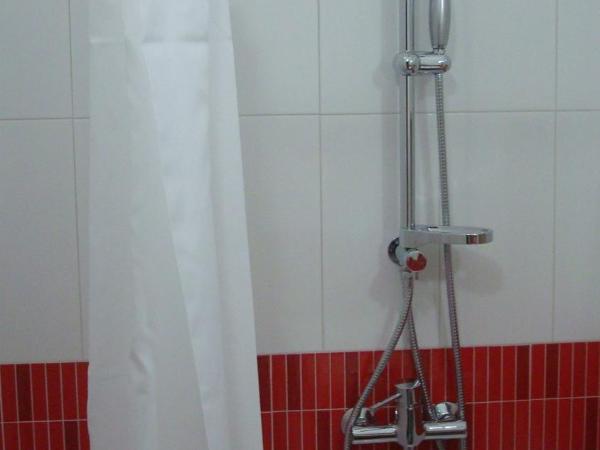 Residência Aviz : photo 2 de la chambre chambre lits jumeaux avec salle de bains privative