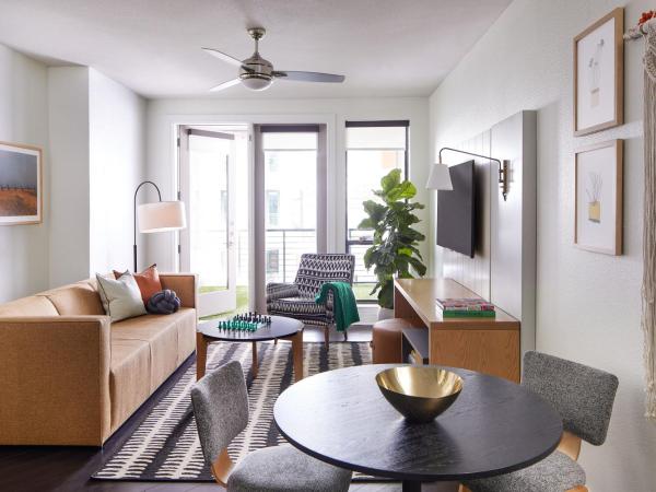 Sentral East Austin at 1614 E Sixth : photo 1 de la chambre 2 bedroom designer furnished apt in east austin