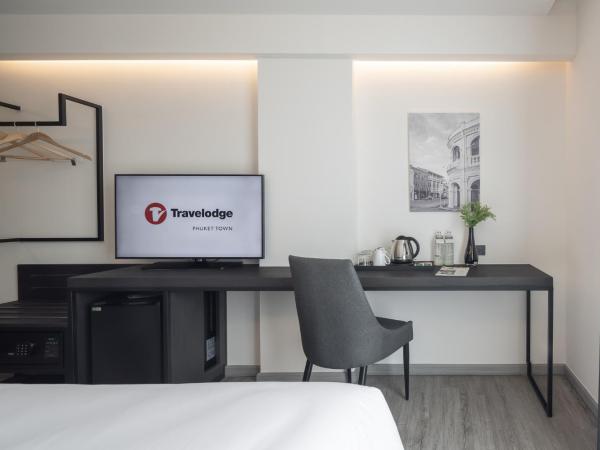 Travelodge Phuket Town : photo 8 de la chambre chambre lit king-size - vue sur piscine