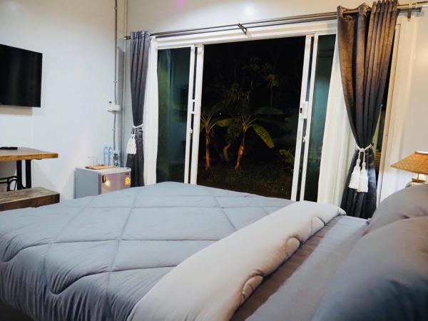 Wild Ones Hostel : photo 3 de la chambre chambre lit queen-size - vue sur jardin