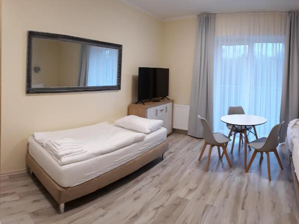 Lazur Apartamenty : photo 1 de la chambre chambre triple avec balcon
