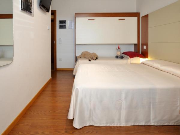 Hotel Mezzaluna : photo 1 de la chambre chambre double avec lit d'appoint
