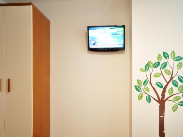 Hotel Mezzaluna : photo 4 de la chambre chambre double avec lit d'appoint