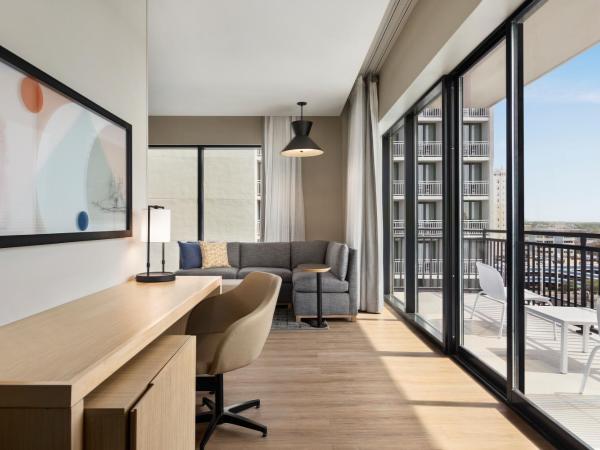 Hyatt Place Virginia Beach Oceanfront : photo 7 de la chambre chambre lit king-size avec canapé-lit - vue sur ville