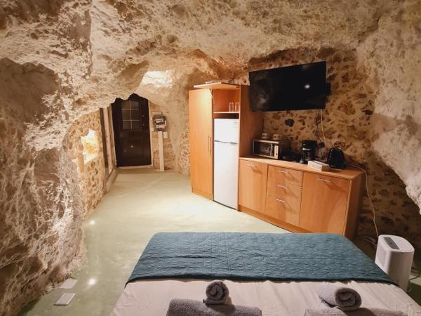 Anassa Real Cave 8 : photo 4 de la chambre bungalow standard avec ventilateur