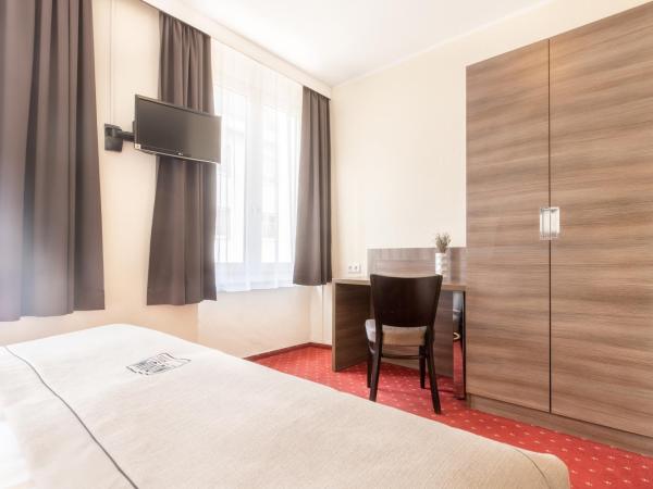 Hotel Leonet : photo 4 de la chambre chambre triple standard