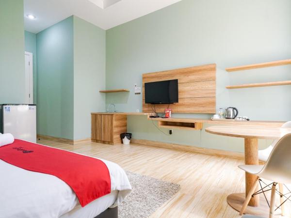 RedDoorz Premium near RS Pondok Indah La Maison : photo 3 de la chambre suite junior