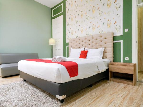 RedDoorz Premium near RS Pondok Indah La Maison : photo 7 de la chambre suite junior