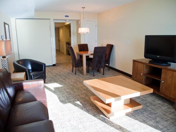 Towers at North Myrtle Beach : photo 3 de la chambre suite lit king-size - côté océan