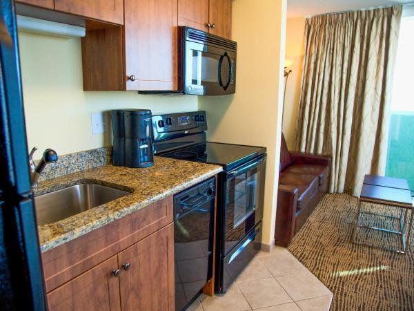 Towers at North Myrtle Beach : photo 6 de la chambre suite lit king-size avec balcon