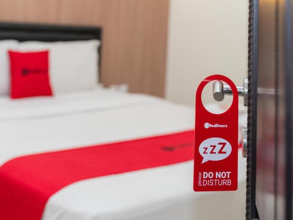 RedDoorz Syariah near Marvel City Mall 2 : photo 3 de la chambre chambre double