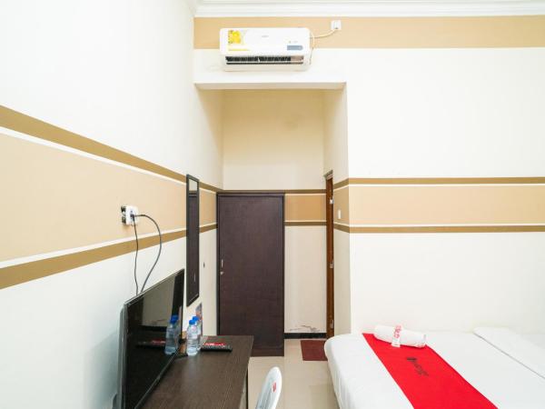 RedDoorz Syariah near Marvel City Mall 2 : photo 9 de la chambre chambre double