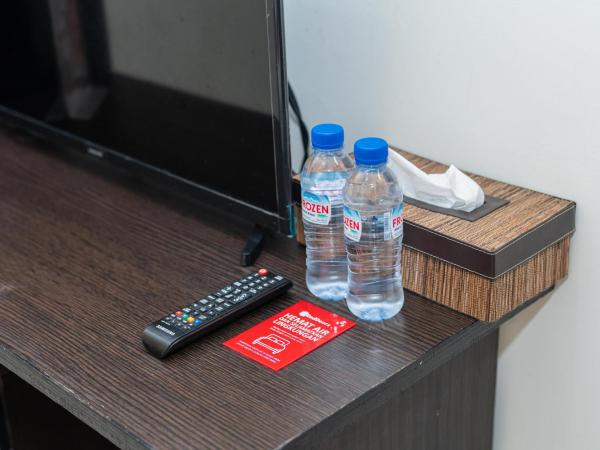 RedDoorz Syariah near Marvel City Mall 2 : photo 10 de la chambre chambre double