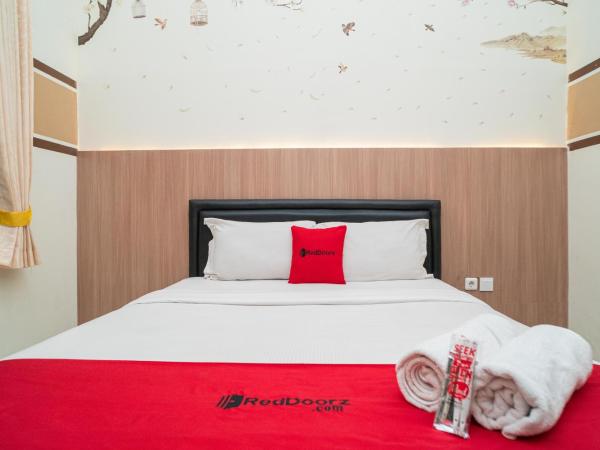 RedDoorz Syariah near Marvel City Mall 2 : photo 2 de la chambre chambre double