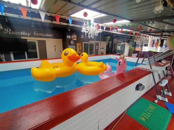 Ruenthip Homestay : photo 6 de la chambre chambre lit king-size - vue sur jardin