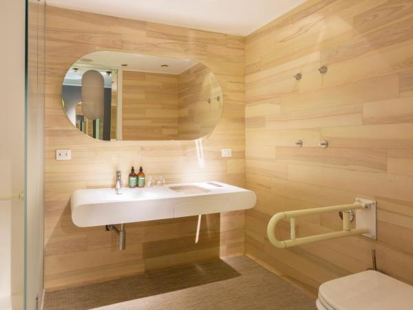 voco Milan-Fiere, an IHG Hotel : photo 4 de la chambre chambre pour personnes à mobilité réduite avec douche à l'Étage