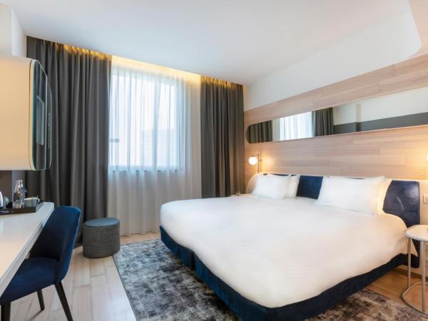 voco Milan-Fiere, an IHG Hotel : photo 1 de la chambre chambre pour personnes à mobilité réduite avec douche à l'Étage