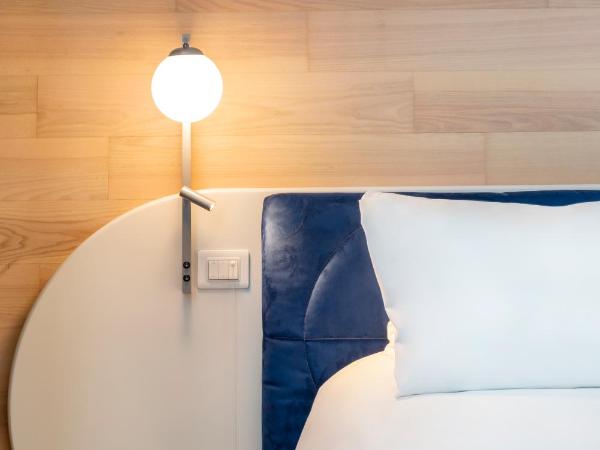 voco Milan-Fiere, an IHG Hotel : photo 7 de la chambre chambre pour personnes à mobilité réduite avec douche à l'Étage