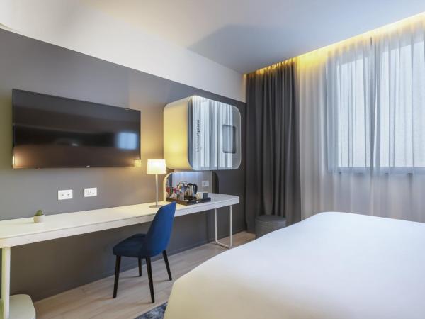 voco Milan-Fiere, an IHG Hotel : photo 6 de la chambre chambre pour personnes à mobilité réduite avec douche à l'Étage