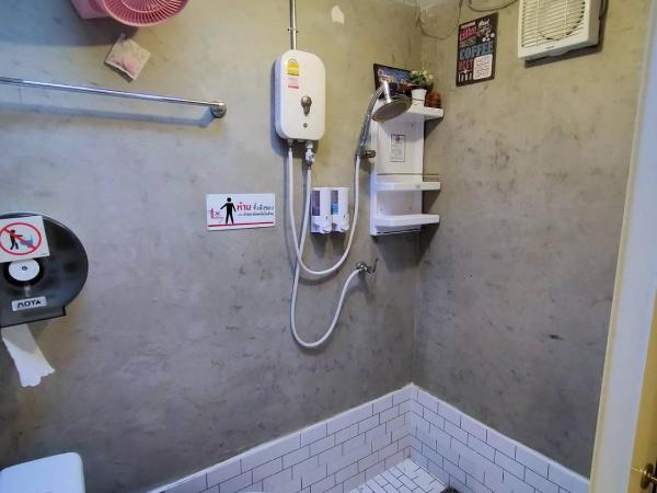 Ruenthip Homestay : photo 5 de la chambre chambre lit king-size - vue sur piscine