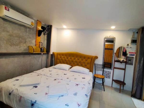 Ruenthip Homestay : photo 3 de la chambre chambre lit king-size - vue sur piscine