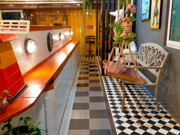 Ruenthip Homestay : photo 7 de la chambre chambre lit king-size - vue sur piscine