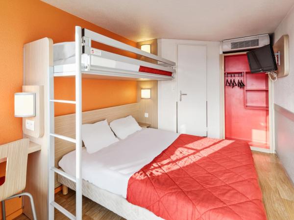 Premiere Classe Beauvais : photo 8 de la chambre chambre triple (1 lit double et 1 lit simple)