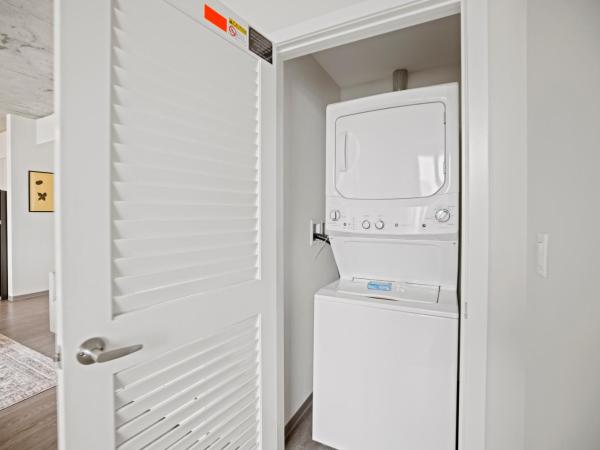 Placemakr Premier SoBro : photo 1 de la chambre studio accessible aux personnes à mobilité réduite avec vue sur la ville