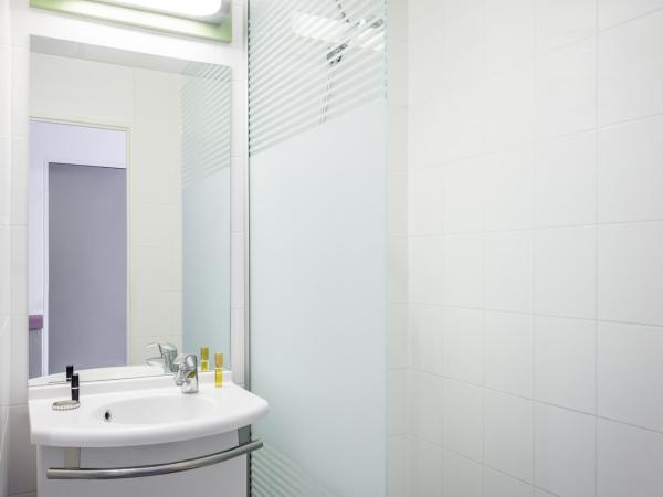 Greet Hotel Evreux Centre - Route de Normandie by Accor : photo 5 de la chambre chambre pure avec 1 lit double et 1 canapé-lit convertible pour 1 personne