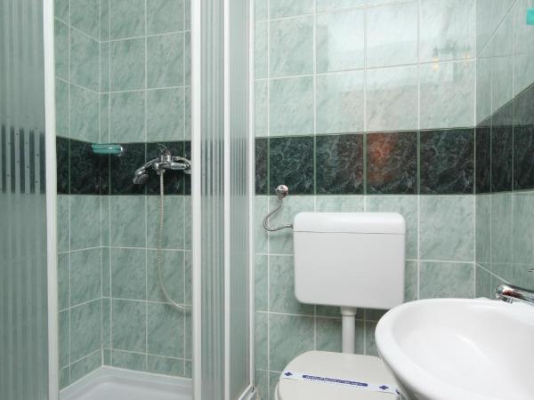 Rooms with a parking space Premantura, Medulin - 7463 : photo 4 de la chambre chambre double avec balcon - vue sur mer